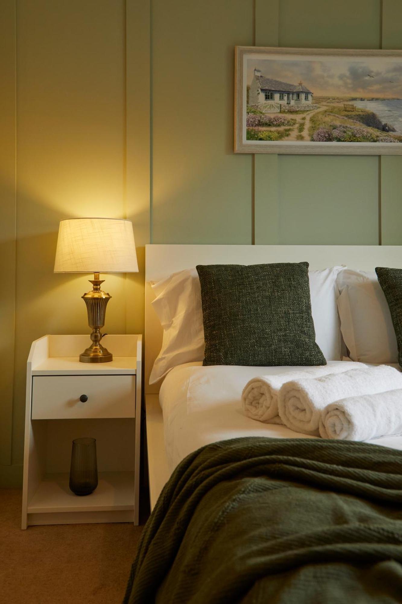 Stylish 2-Bedroom Apartment With Free Parking Halifax Eksteriør bilde
