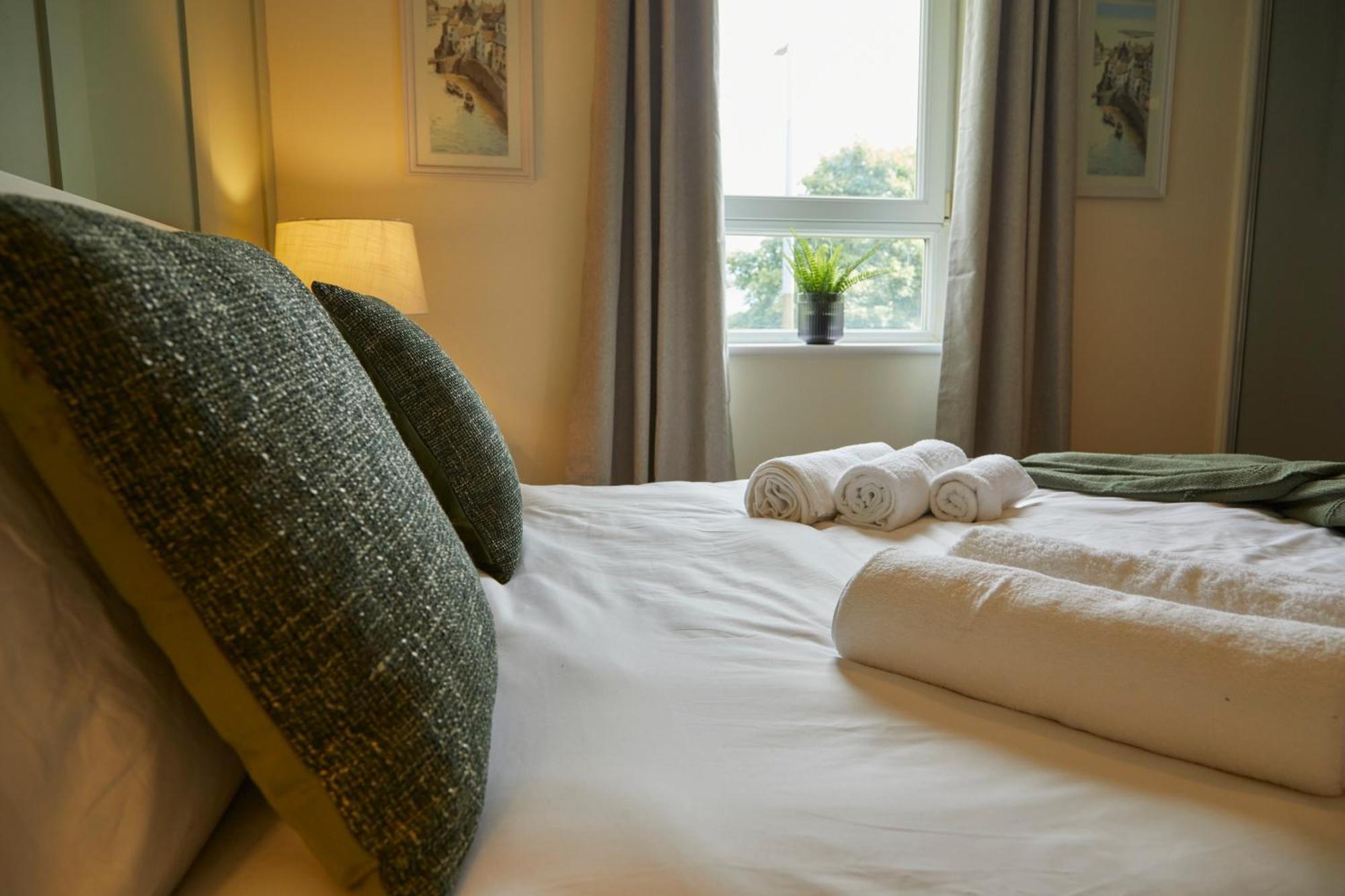 Stylish 2-Bedroom Apartment With Free Parking Halifax Eksteriør bilde